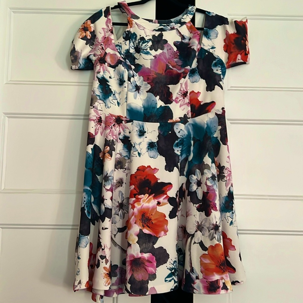 Short sleeves floral dress with shoulders cut-out.